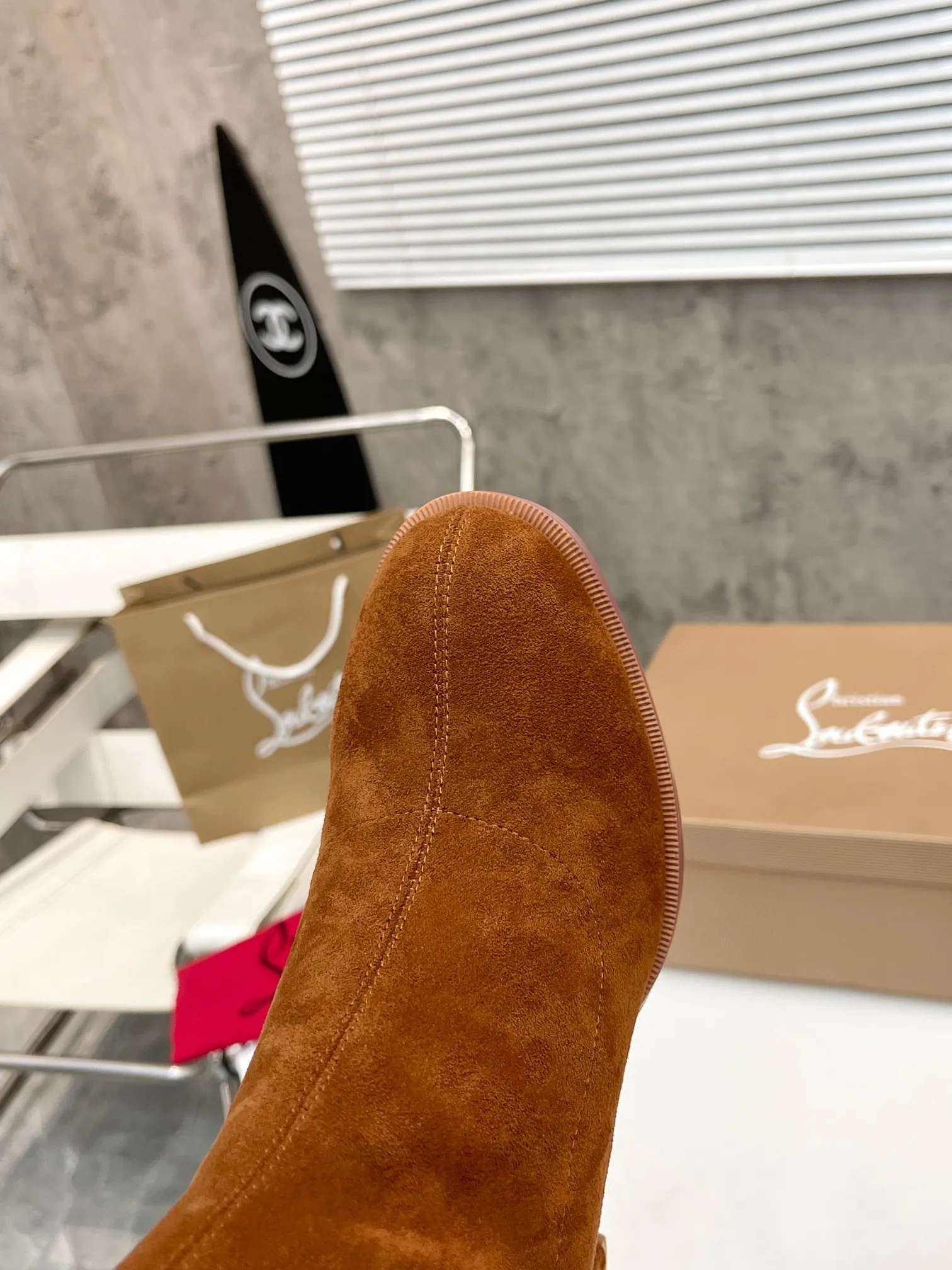 Factory direct sales p640🐘🐘Women's Shoes Women's Clothing Christian Louboutin (CL) launches new thick-heeled stretch ankle boots, which are classic and refined, with smooth and slender lines. Fitted with 70mm square heel. The tube height is 22 inches.  ✅Fabric: stretch velvet leather ✅Lining: sheepskin ✅Outsole/heel height: rubber Heel height 7cm ✅Color: black stretch velvet black stretch leather khaki stretch suede ✅Code number: 34-41 (34,41 customized) ✅Packaging: original board packaging